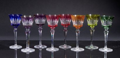 BACCARAT. Série de 8 verres à vin du Rhin...