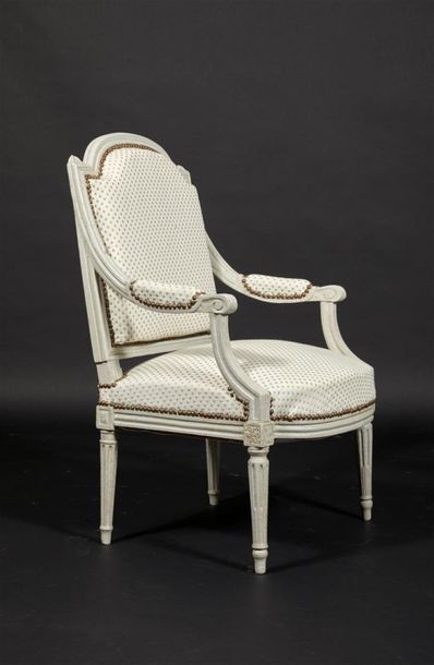 Suite de quatre fauteuils en hêtre mouluré...