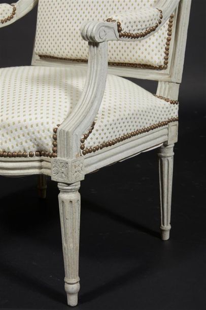 Suite de quatre fauteuils en hêtre mouluré...