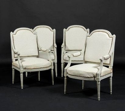 Suite de quatre fauteuils en hêtre mouluré...