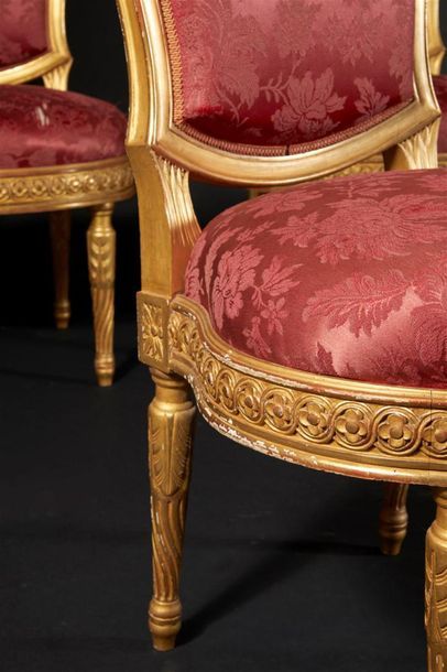 Suite de quatre chaises en bois doré mouluré...