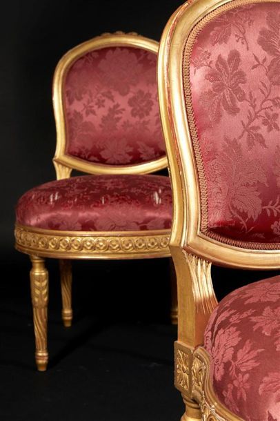 Suite de quatre chaises en bois doré mouluré...