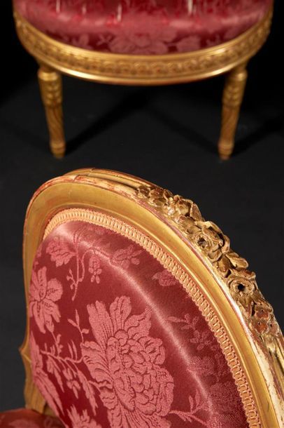 Suite de quatre chaises en bois doré mouluré...