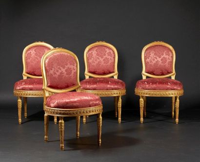 Suite de quatre chaises en bois doré mouluré...