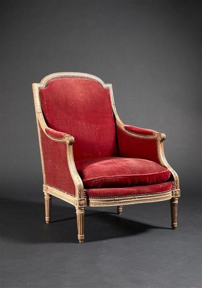Importante bergère royale en hêtre à dossier...