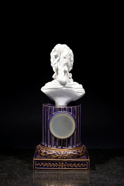 Pendule en porcelaine et biscuit surmontée...
