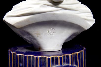 Pendule en porcelaine et biscuit surmontée...