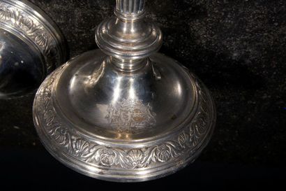 Paire de grands flambeaux en bronze argenté,...