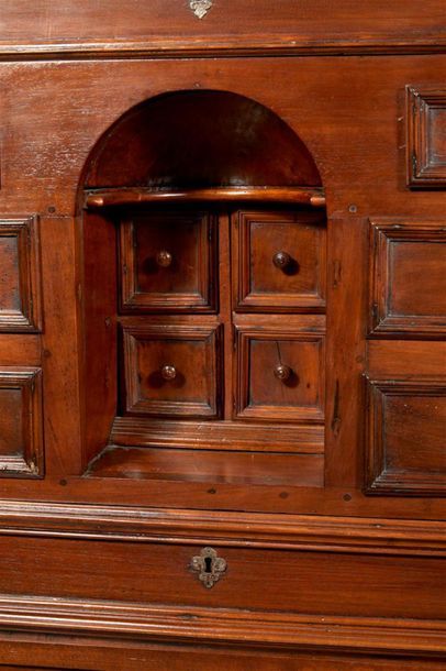 Cabinet à deux portes et quatorze tiroirs...