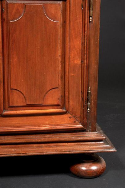 Cabinet à deux portes et quatorze tiroirs...