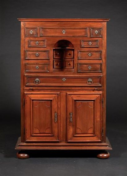 Cabinet à deux portes et quatorze tiroirs...