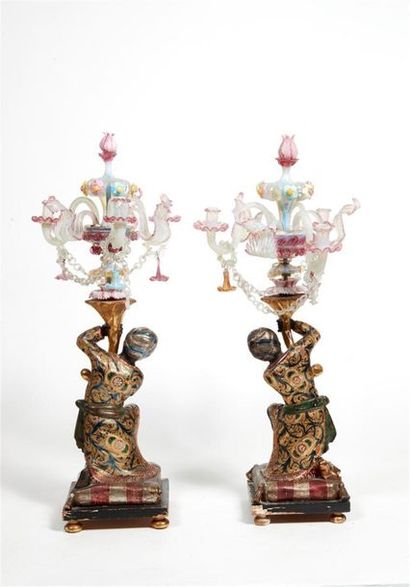 Paire de candélabres en bois polychrome et...