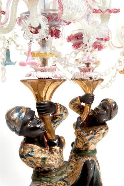 Paire de candélabres en bois polychrome et...