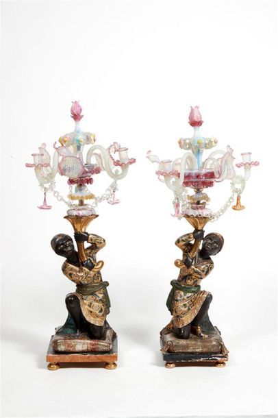 Paire de candélabres en bois polychrome et...