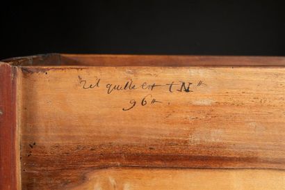 Commode en placage d'amarante, la façade...