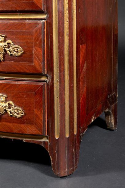 Commode en placage d'amarante, la façade...