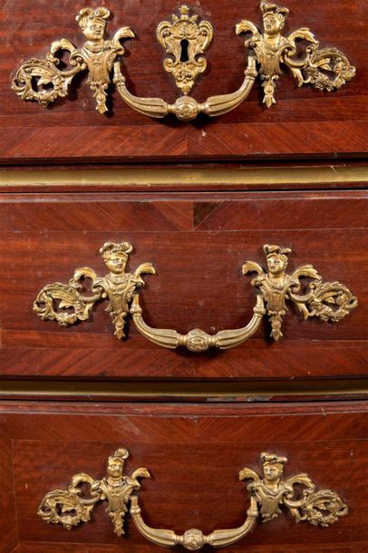 Commode en placage d'amarante, la façade...