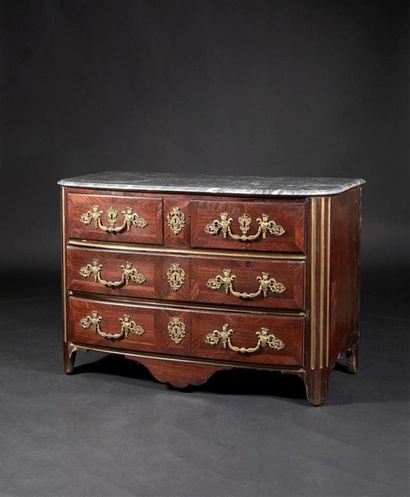 Commode en placage d'amarante, la façade...