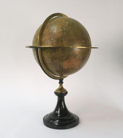 Globe terrestre en carton appliqué de papier,...