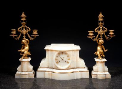 Garniture de cheminée en albâtre et bronze...