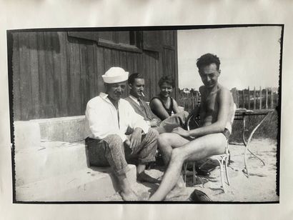 Unidentified photographer. A group of people...