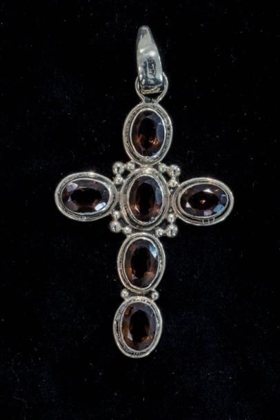 Croix en argent (800 millièmes) ornée de...