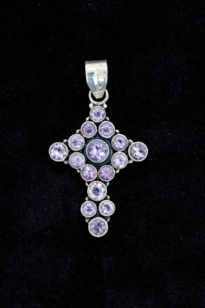 Une croix en argent (800 millièmes) ornée...