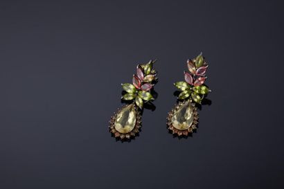 Paire de pendants d'oreilles en argent rhodié...