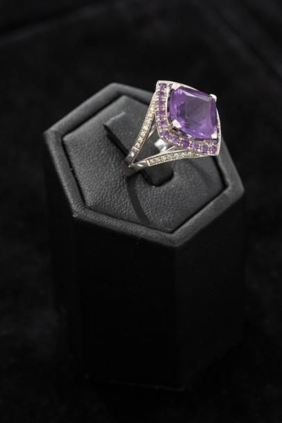 Bague Mauboussin en or gris
MAUBOUSSIN
Bague...