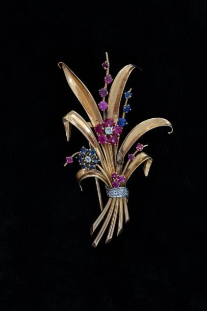 Broche bouquet ornée de diamants saphirs,...
