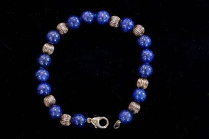 Bracelet composé de 15 perles en lapis-lazuli...
