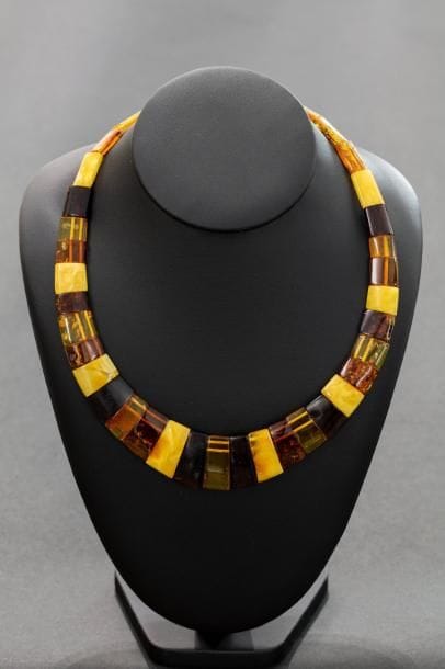 Collier plastron diminutif composé en chute...