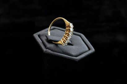 Bague en or jaune 18 k (750 millièmes) ornée...
