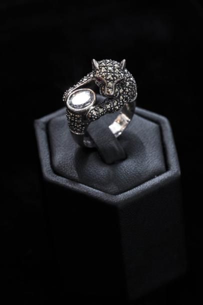 Une bague en argent (800 millièmes) formée...