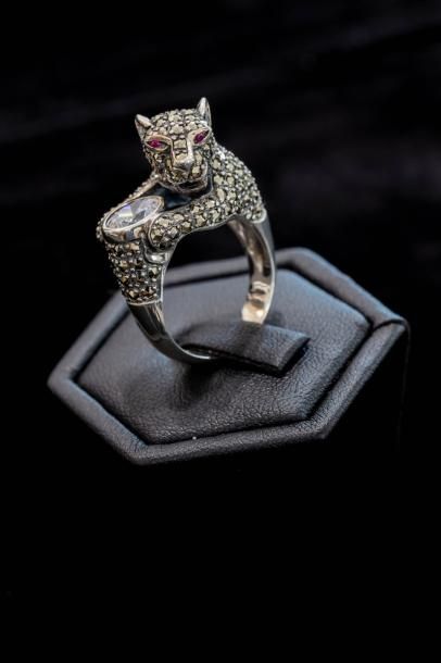 Une bague en argent (800 millièmes) formée...