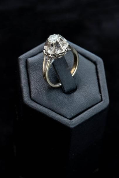 Bague en or blanc 18 k (750 millièmes) ornée...