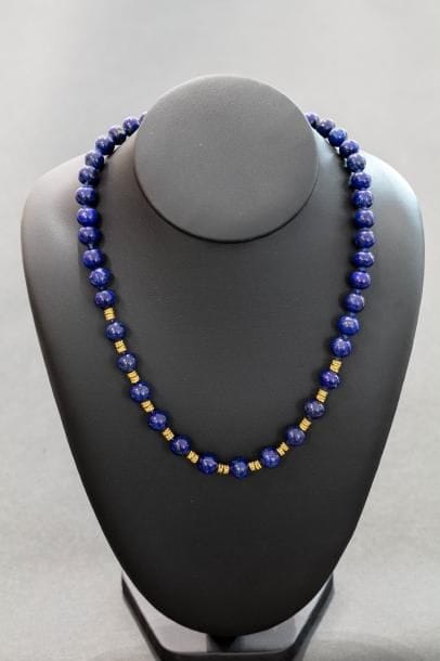 Collier matiné composé de 61 perles en lapis-lazuli,...