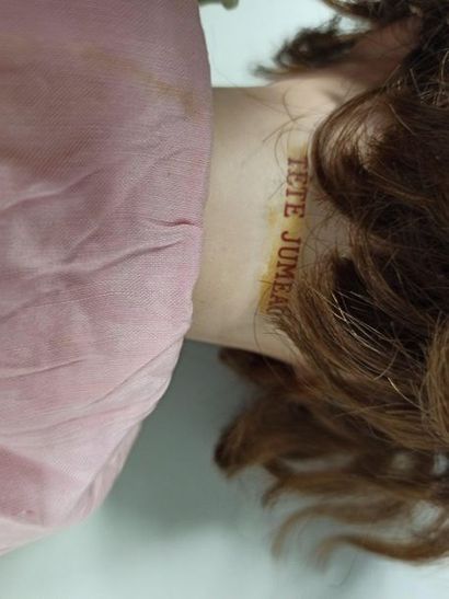 Twin Doll 

Wooden body and porcelain head

Accidents...