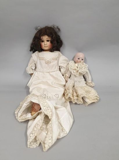 Set of 2 modern dolls. 

H. : 66 - 35 cm...
