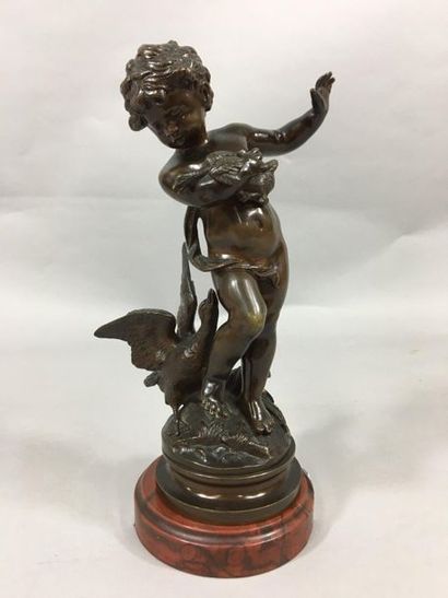 MOREAU Auguste (1834-1917)

Enfant au cygne

bronze...