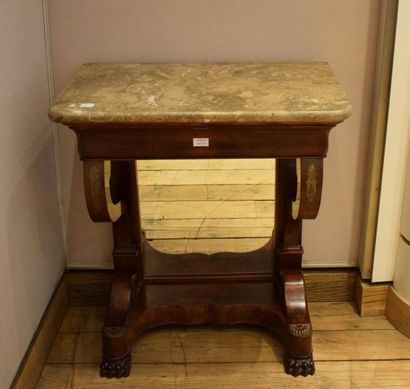 Console en acajou et placage d'acajou au...