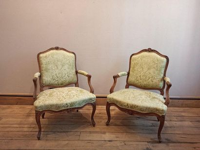 Paire de fauteuils à la reine recouverts...