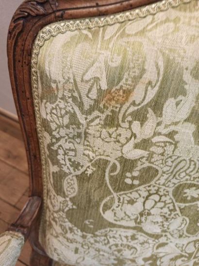 Paire de fauteuils à la reine recouverts...