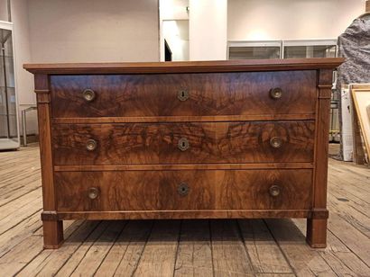 
Commode en placage de ronce de noyer ouvrant...
