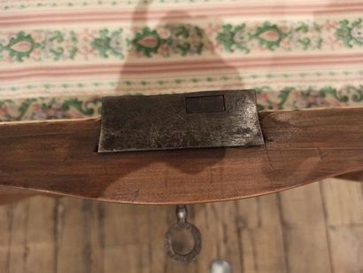 
Commode en placage de noyer ouvrant à trois...