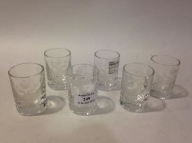 Ensemble de six verres à vodka à décor gravé...