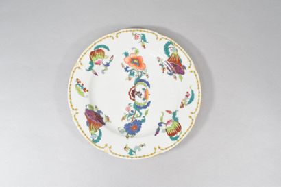 Plat rond en porcelaine à décor de fleurs...