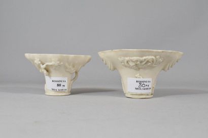 Deux coupes libatoires en porcelaine blanche...