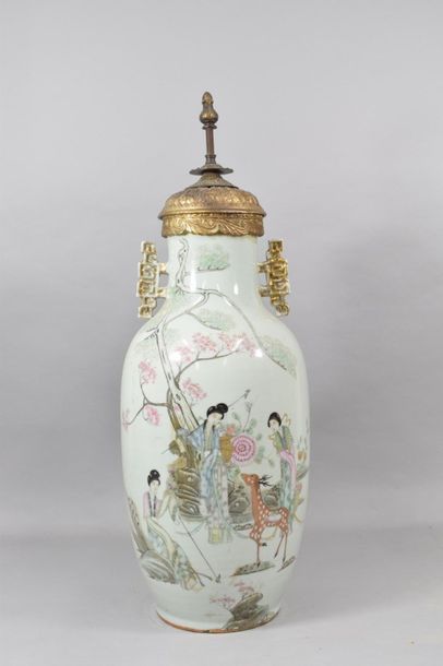 Chine XXème 

Vase balustre en porcelaine,...