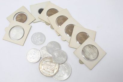 Lot de pièces en argent comprenant : 

-...